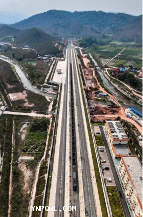 一軌通兩國，中老鐵路開(kāi)啟幸福路，配齊物流走天下