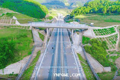 中國有一句俗語(yǔ)叫做“要想富，先修路”